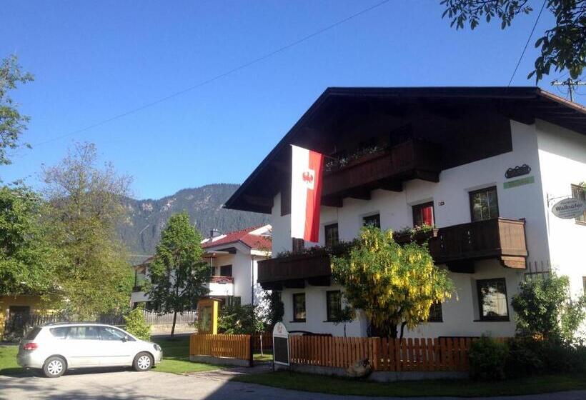 شقة غرفتين نوم مزودة بشُرفة, Pension Wallnöfer