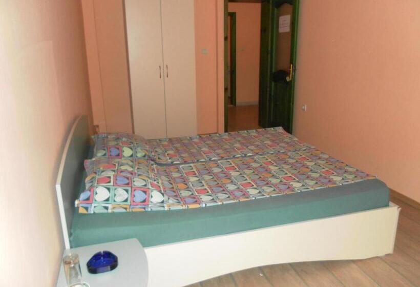 اتاق استاندارد چهارنفره با سرویس بهداشتی مشترک, Villa Mari Guest Rooms