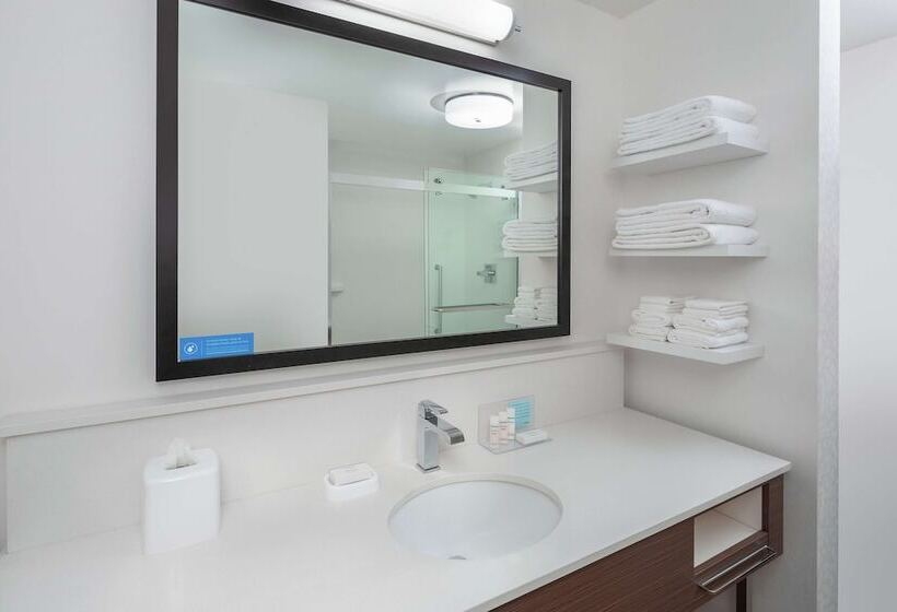 חדר סטנדרט שתי מיטות זוגיות,  hampton Inn & Suites San Diego Airport Liberty Station