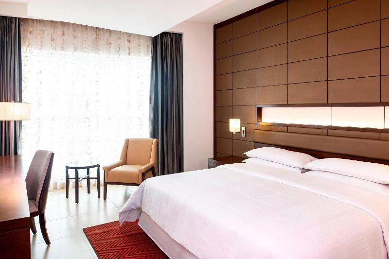 Номер Классика Кровать Кинг, Four Points By Sheraton Sharjah