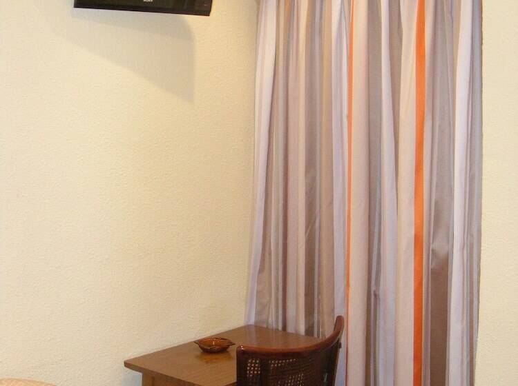Habitación Triple Estándar, Alkazar