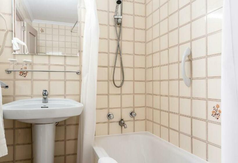 Standard Yhden Hengen Huone, Riutort