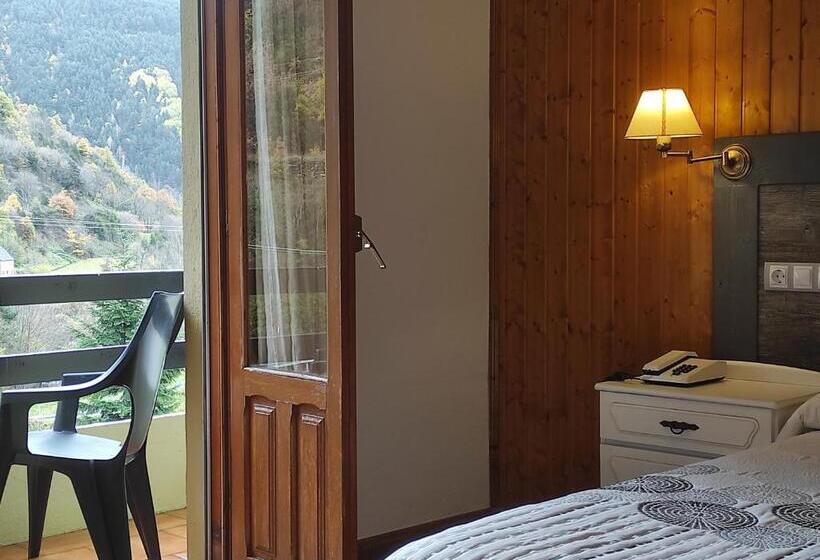 Номер Стандарт с Балконом, Snö Hotel Bielsa