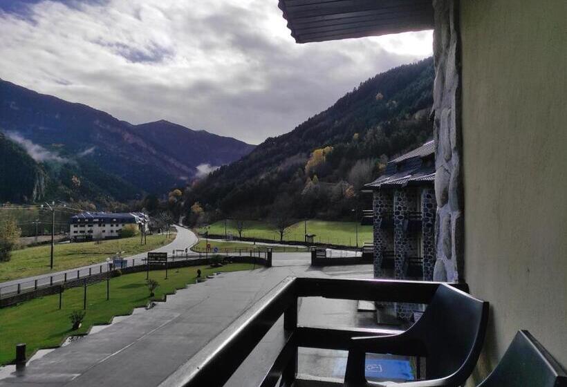 Трехместный Номер Стандарт с Балконом, Snö Hotel Bielsa