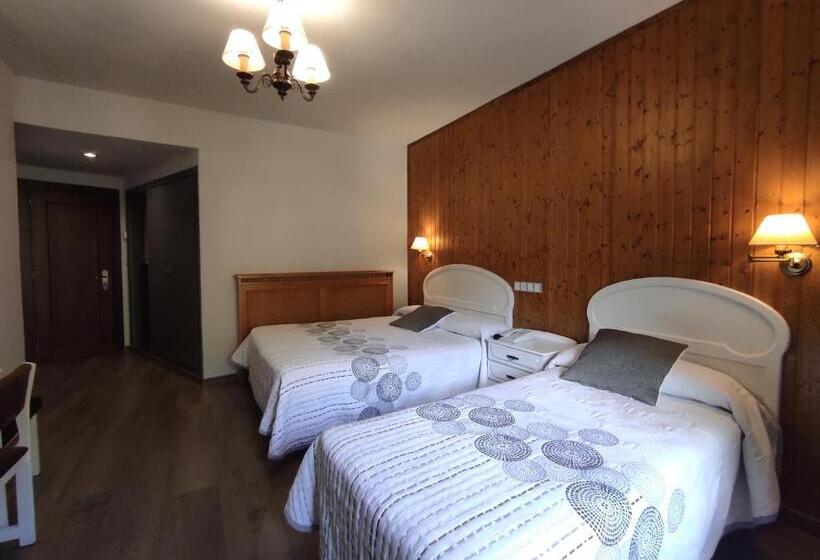 Трехместный Номер Стандарт с Балконом, Snö Hotel Bielsa