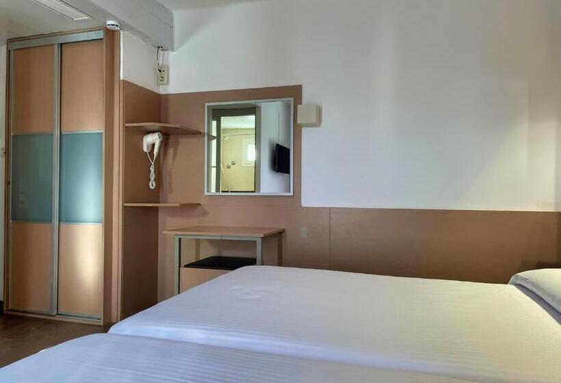 Chambre Familiale, Villamarina Club