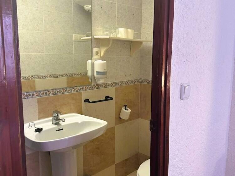 غرفة قياسية ثلاثية, Barraca Suites