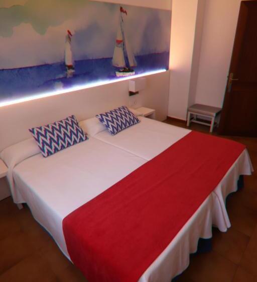 Номер Стандарт Трехместный, Hostal Cala Ratjada