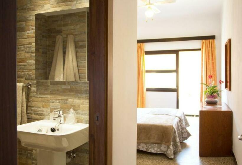 Номер Стандарт с Балконом, Hostal Ca'n Pep