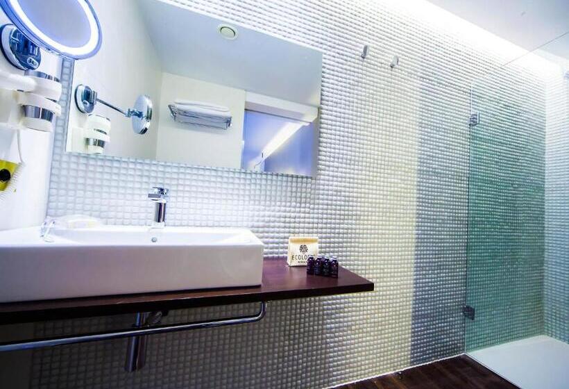سوییت سوپریور, Hostal Cuba
