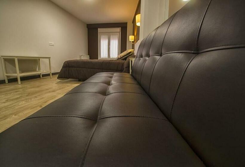 استودیوی استاندارد, Hostal Elvira