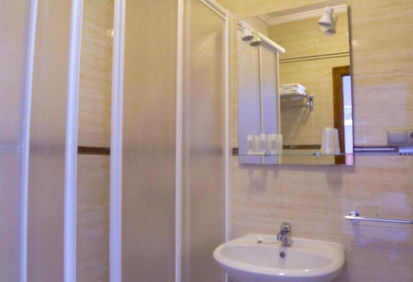 标准三人间, Hostal Cruce