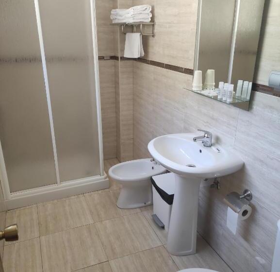 经济房, Hostal Cruce