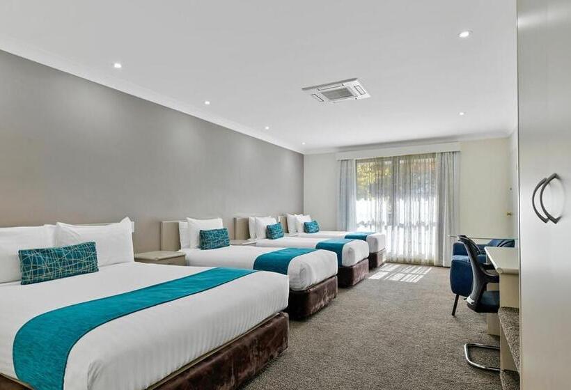اتاق لوکس خانوادگی, Central Caleula Motor Lodge