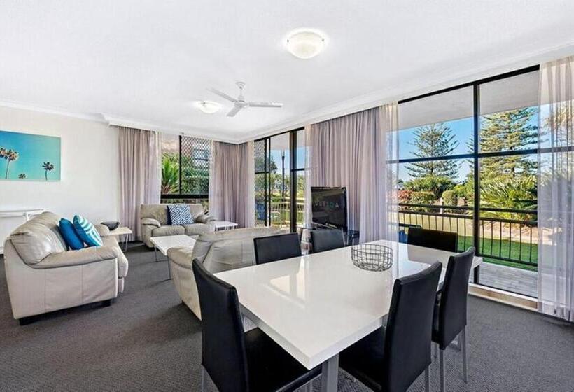 Апартаменты 2 спальни Вид на Бассейн, Ultiqa Beach Haven On Broadbeach