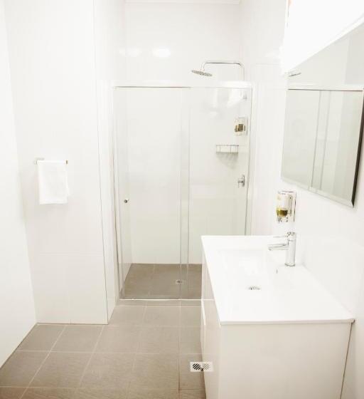 اتاق لوکس با تخت بزرگ, Colonial Motel Richmond