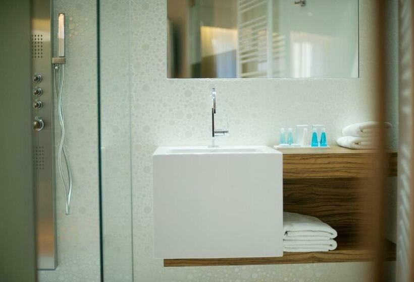 اتاق لوکس, Hassotel