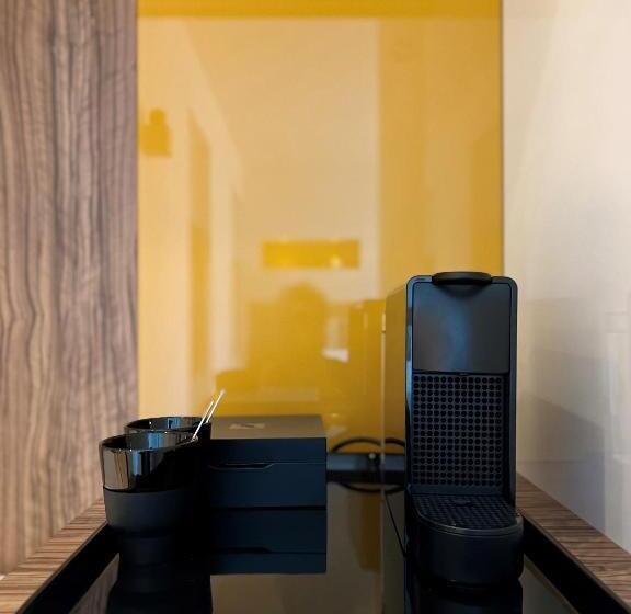 اتاق لوکس, Hassotel