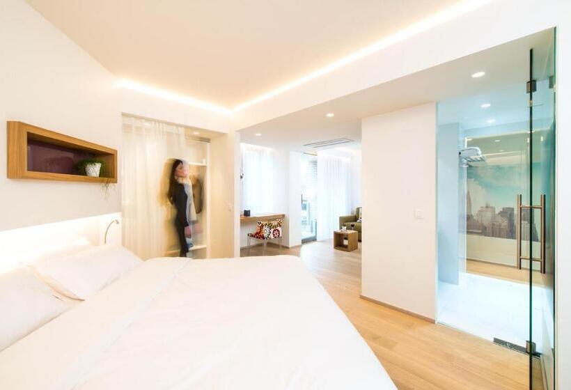 سوییت لوکس, Hassotel