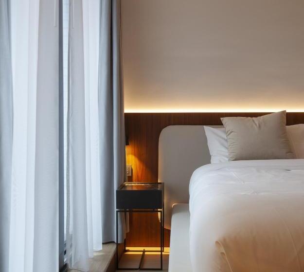 اتاق لوکس با بالکن, Hassotel