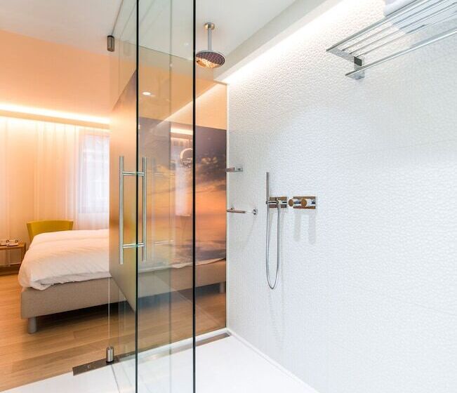 اتاق لوکس, Hassotel
