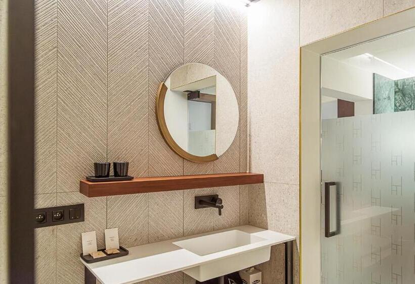 استودیوی استاندارد, Hassotel