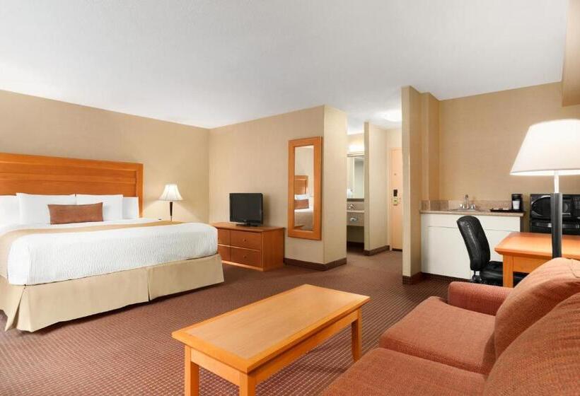 キングサイズベッドのスタンダードルーム, Days Inn By Wyndham Edmonton Downtown