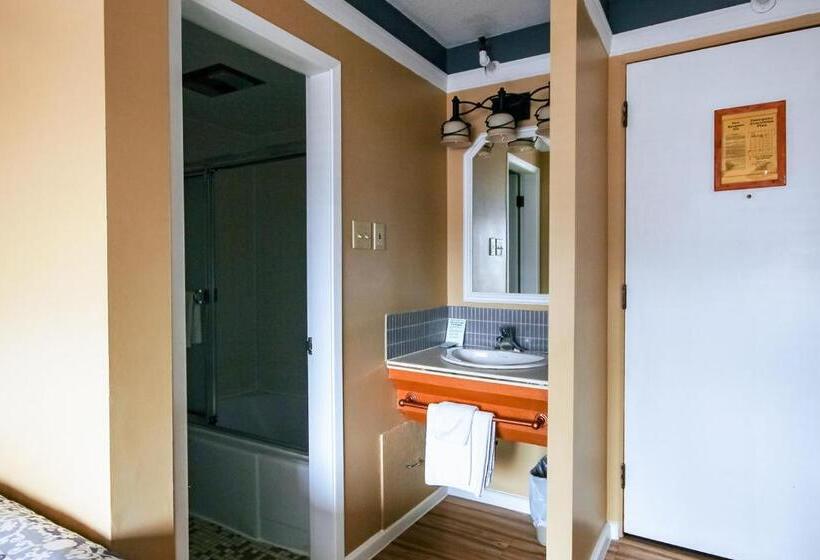 Premium room w/ mountain view, Astoria