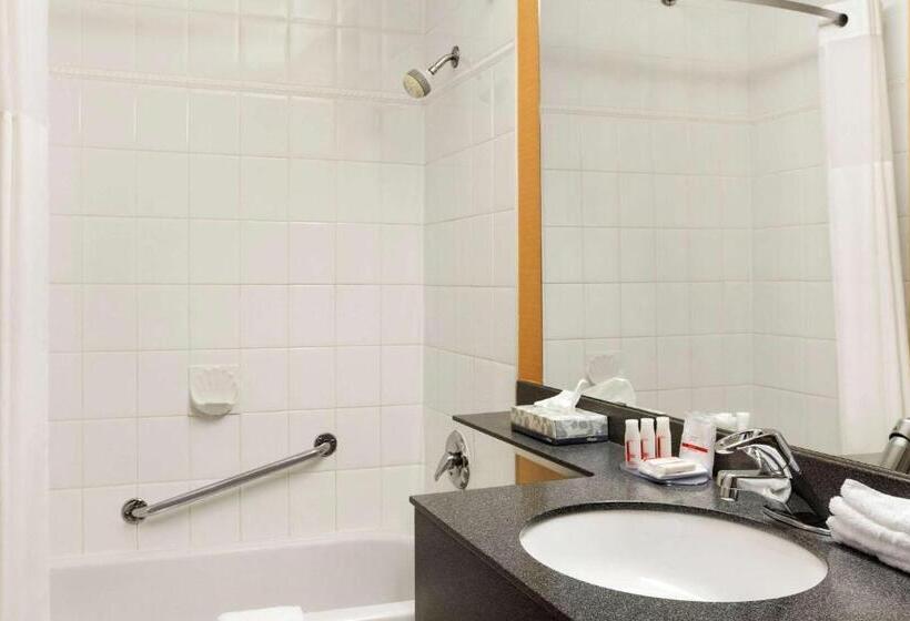２ダブルベッドのスタンダードルーム, Days Inn By Wyndham Vancouver Downtown
