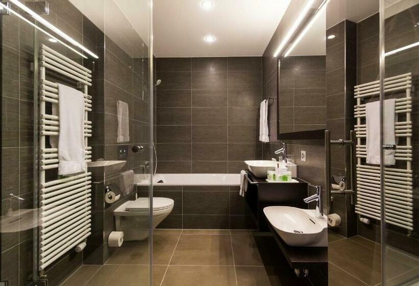 Family Suite, Märchen
