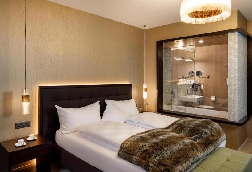 Family Suite, Märchen