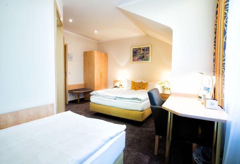 Номер Стандарт Трехместный, & Living Am Wartturm   Hotel & Apartments