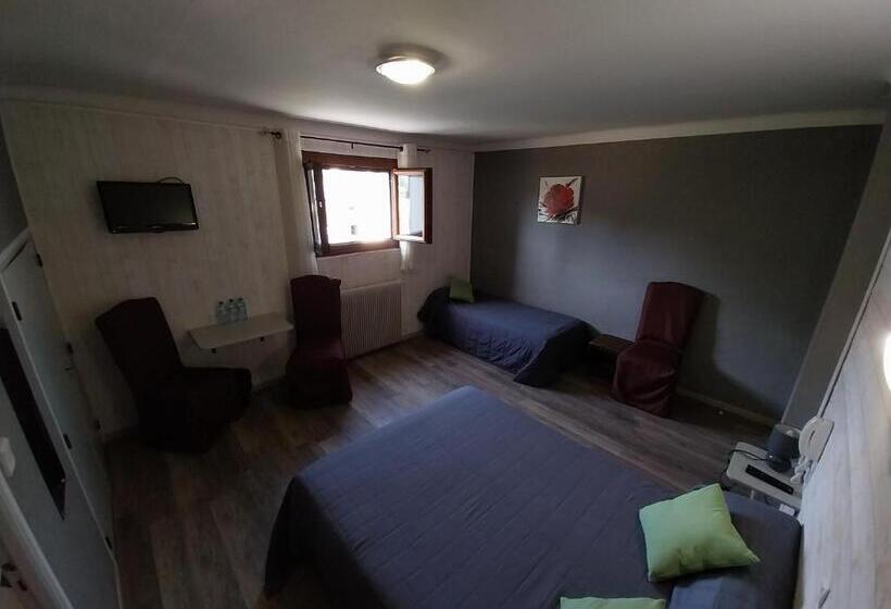 Номер Стандарт Трехместный, Hôtel L Oustalet