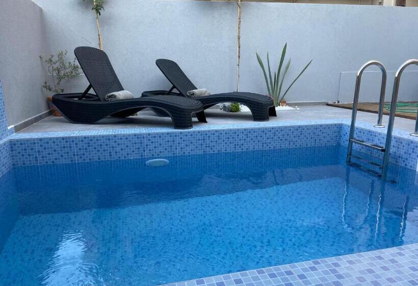 سوئیت جونیور با استخر, Voula