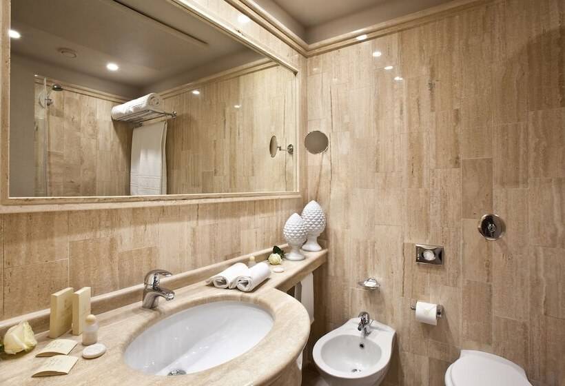 اتاق کلاسیک با چشم‌انداز دریا, Grand Hotel Baia Verde