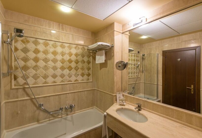 اتاق استاندارد با چشم‌انداز دریا, Grand Hotel Baia Verde