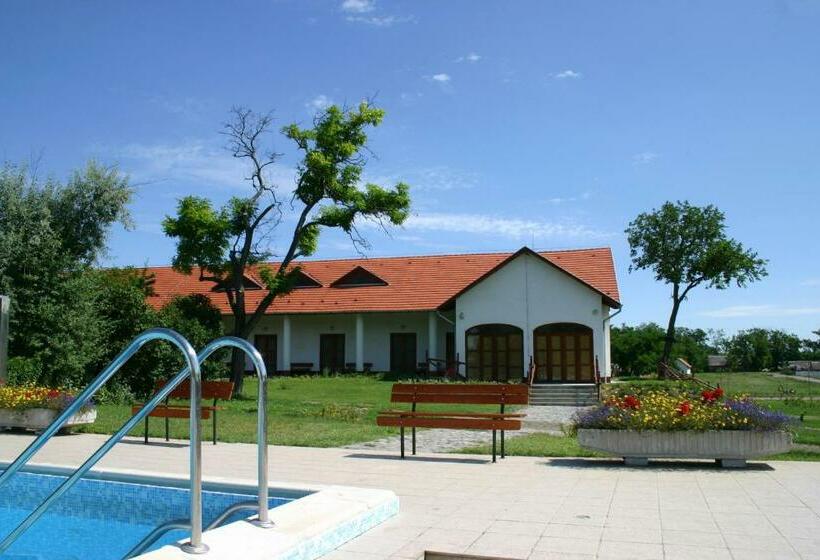 Номер Стандарт Трехместный, Sarlóspuszta Club