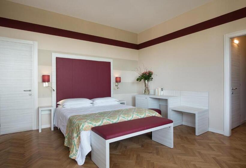 Полулюкс Повышенной Комфортности, Grand Hotel Panoramic