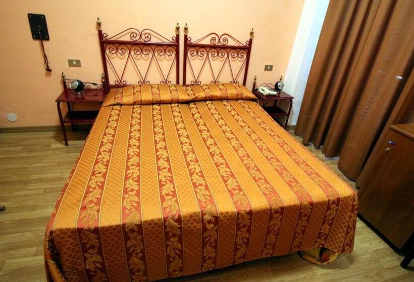 اتاق اکونومی, Italia