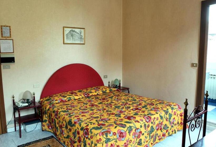 اتاق اکونومی, Italia