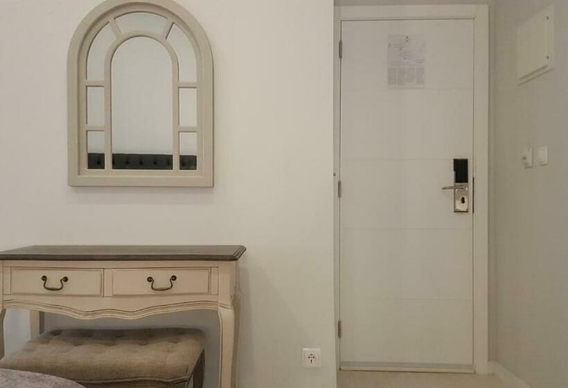 اتاق سوپریور با چشم‌انداز شهر, Grande Pensao Residencial Alcobia