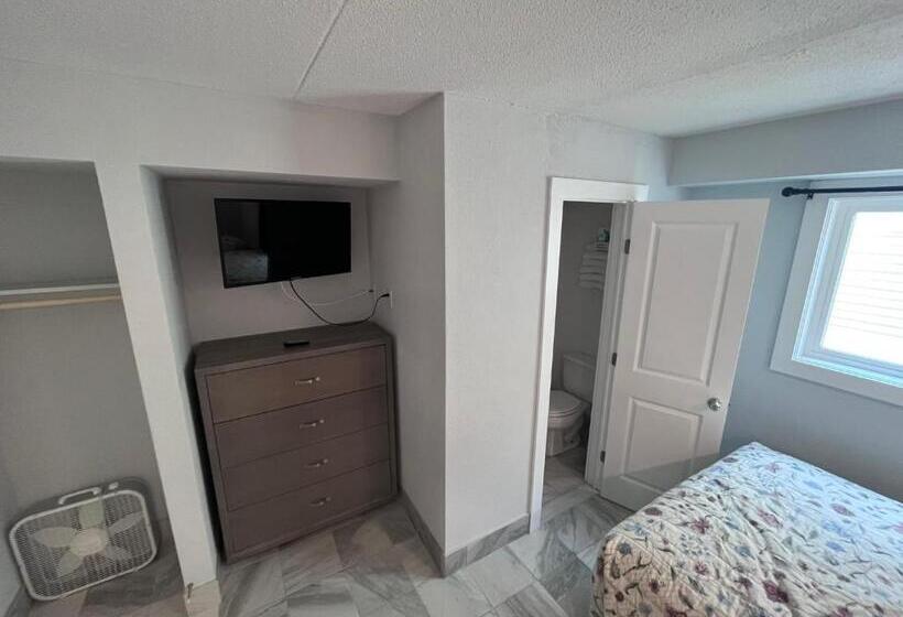 디럭스 스위트, Admiral Resort Motel