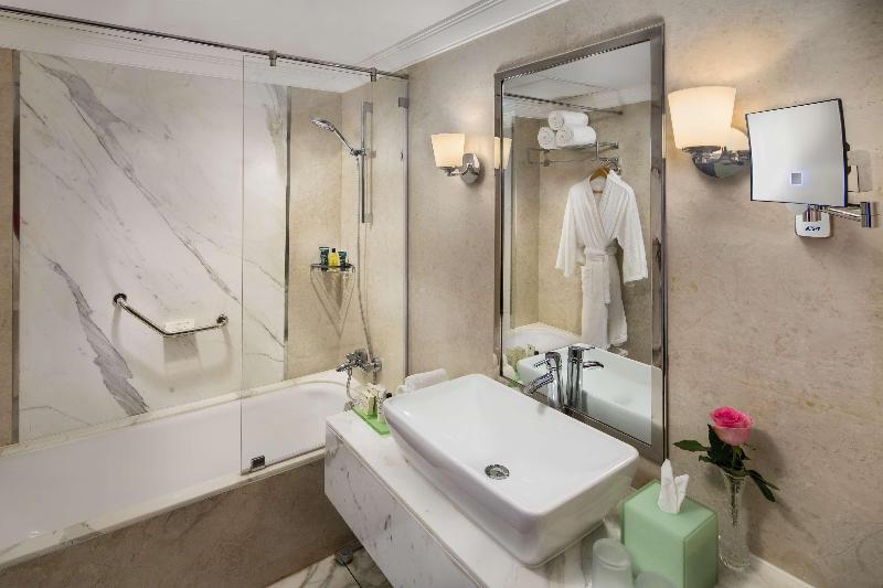اتاق اجرایی با تخت بزرگ, Hilton Alexandria Corniche