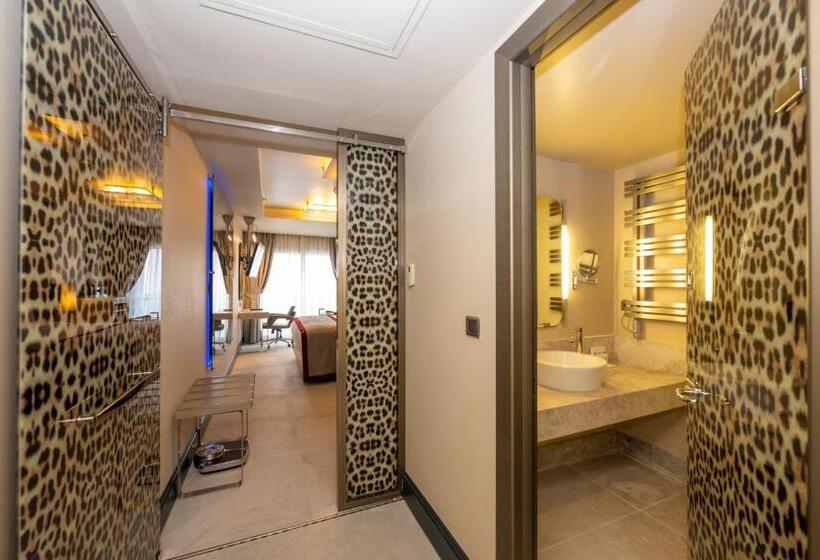 バスタブ付きデラックスルーム, Ramada By Wyndham Istanbul Pera