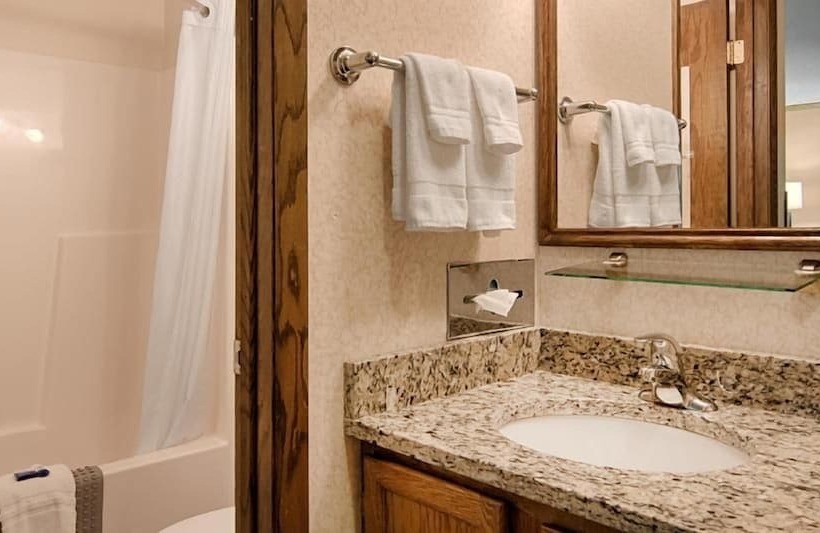 Suite with lake view, Centerstone Resort Lake Aire