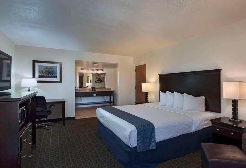 带大床的套房, Stevens Inn A Howard Johnson By Wyndham