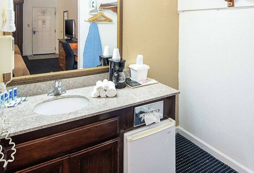 带2个双人床的标准工作室, Rodeway Inn At Nevada State Capitol