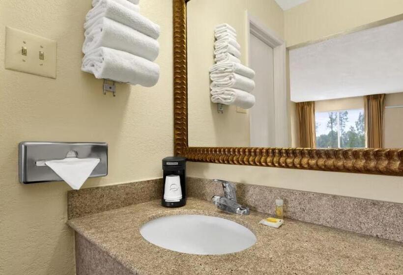 Номер Стандарт 2 Двуспальные Кровати, Days Inn By Wyndham Emporia