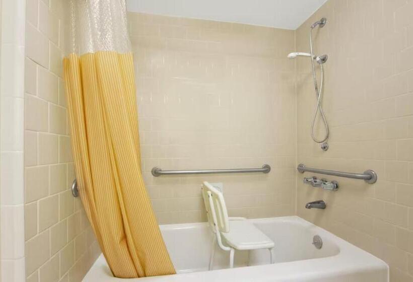 Номер Стандарт Адаптированный для Инвалидов, Days Inn By Wyndham Emporia
