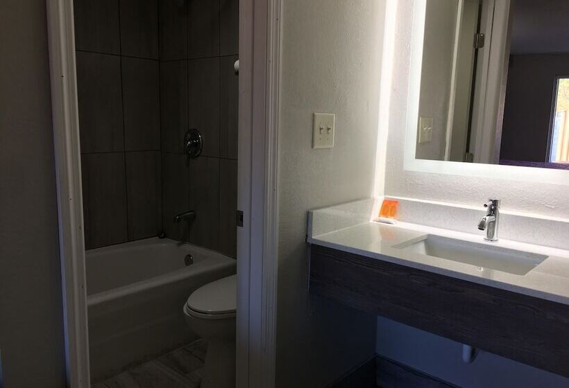 Номер Стандарт 2 Двуспальные Кровати, Days Inn & Suites By Wyndham Charleston Airport West